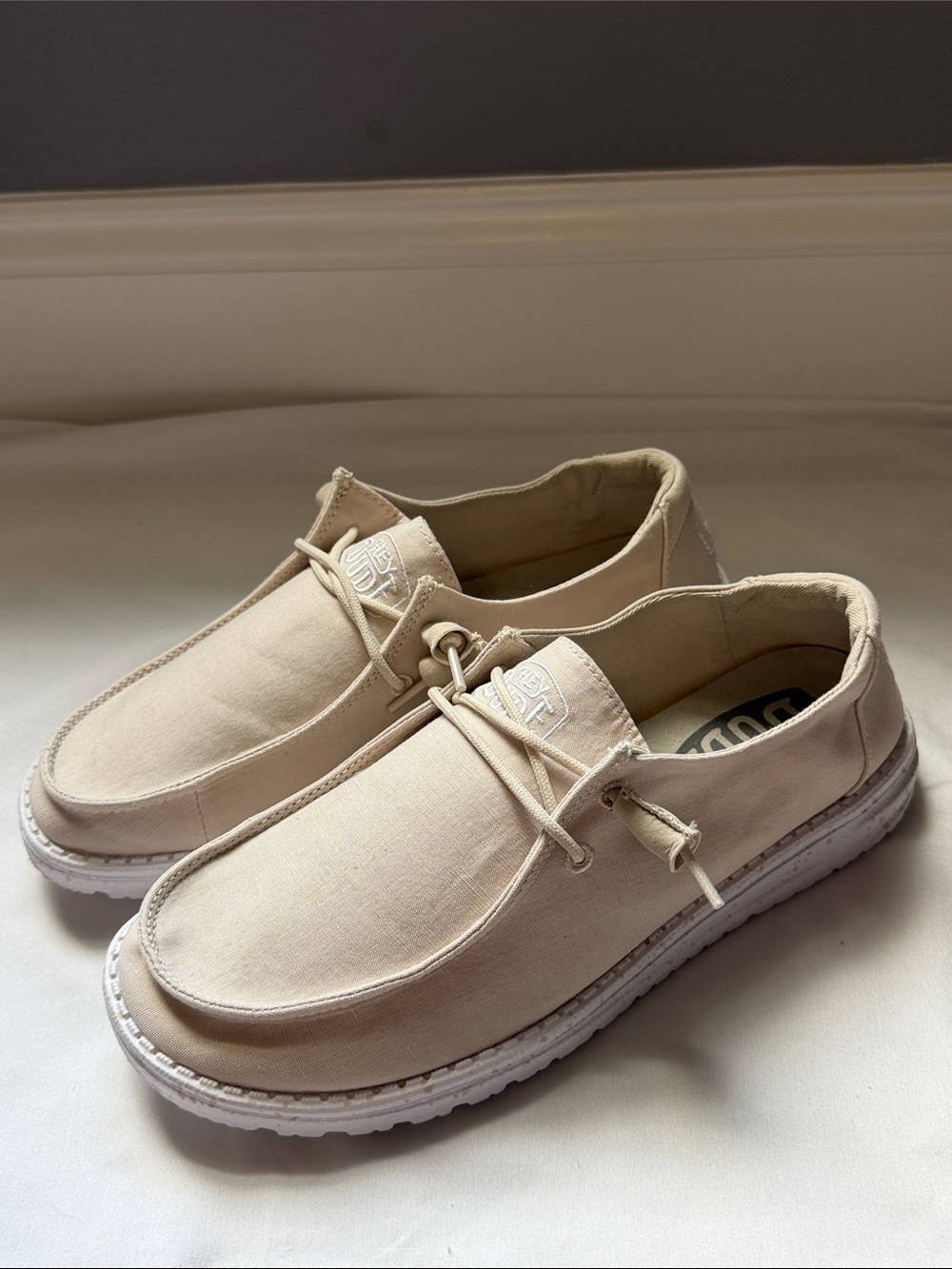 Hey Dude Wendy Slub Canvas Women's Slip-On Loafers in Light Beige. Size 8